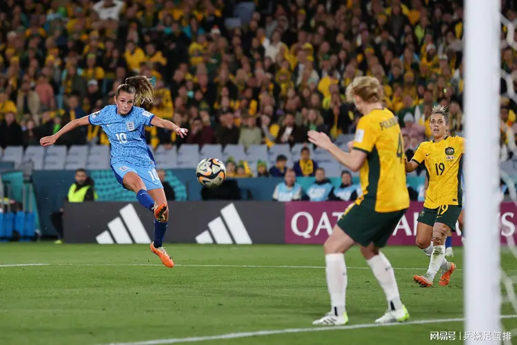 美国女足队与意大利队争夺胜利 美国女足队与意大利队争夺胜利