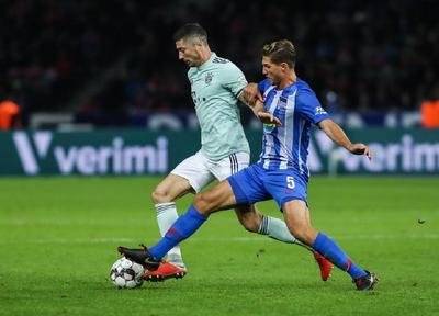 沙尔克04球员因伤下场,影响比赛 沙尔克04球员因伤下场,影响比赛