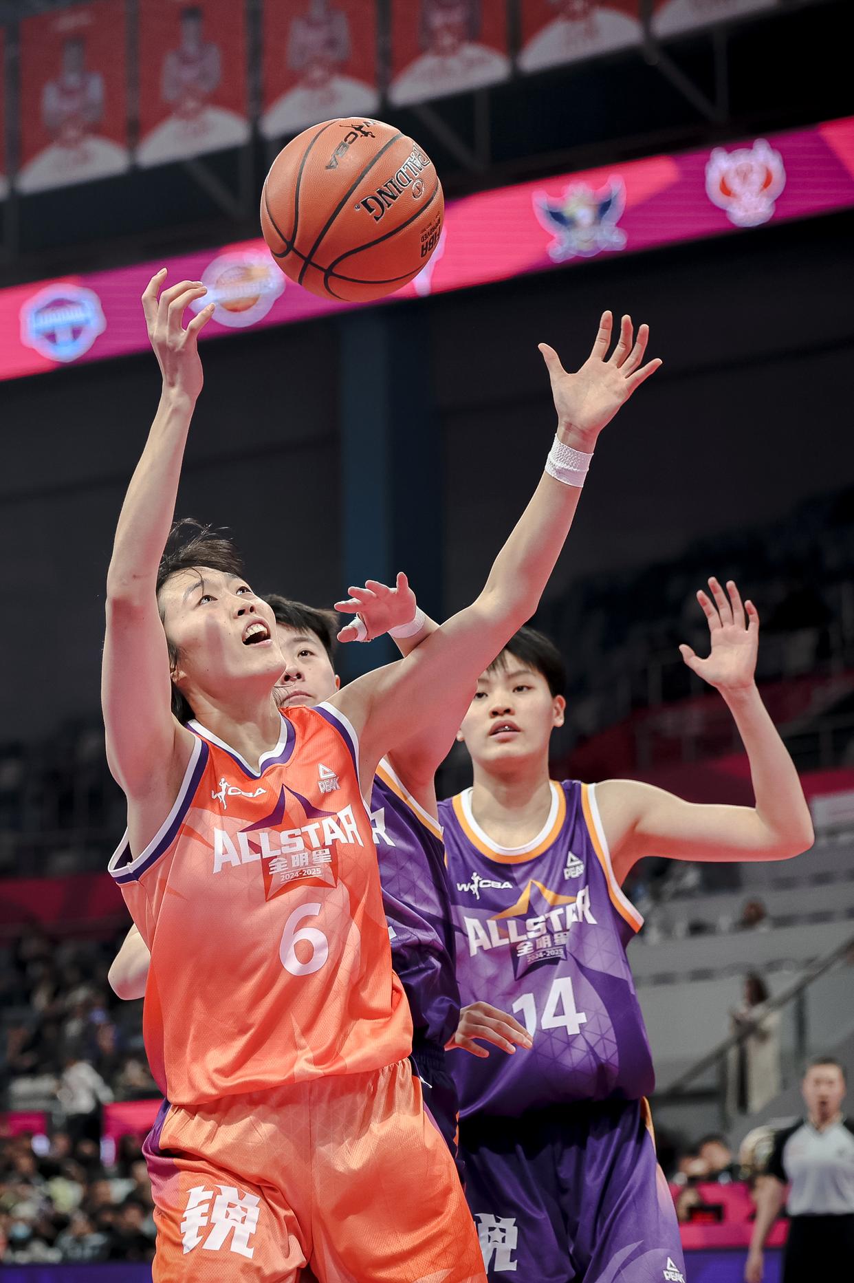 篮球比赛中涌现出一批年轻的新星 篮球比赛中涌现出一批年轻的新星