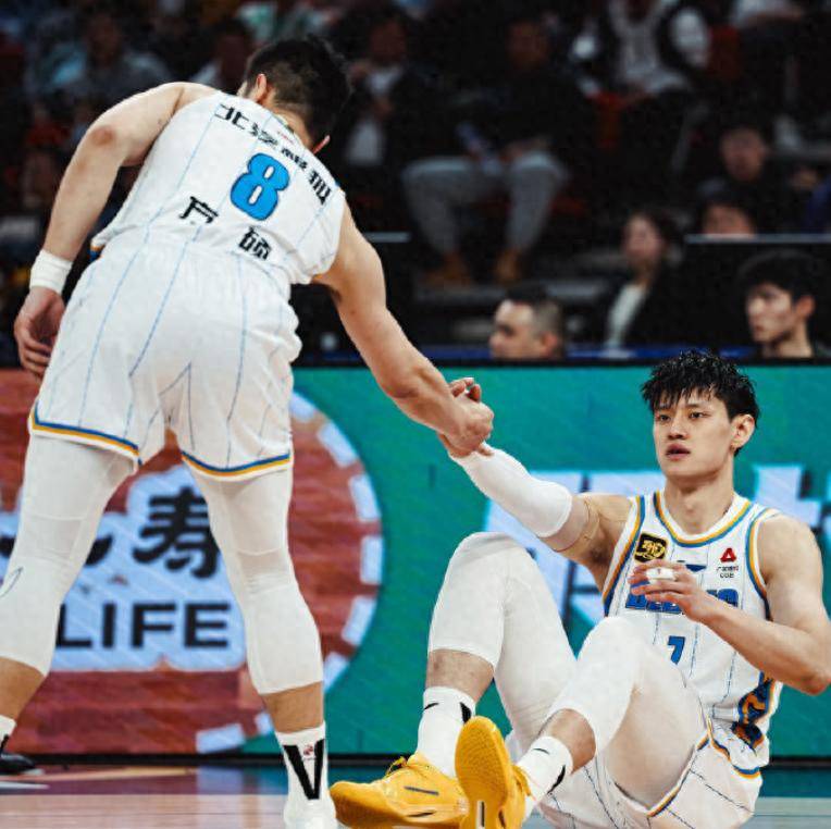 上海男篮惊险逆转,成功保持不败 上海男篮惊险逆转,成功保持不败