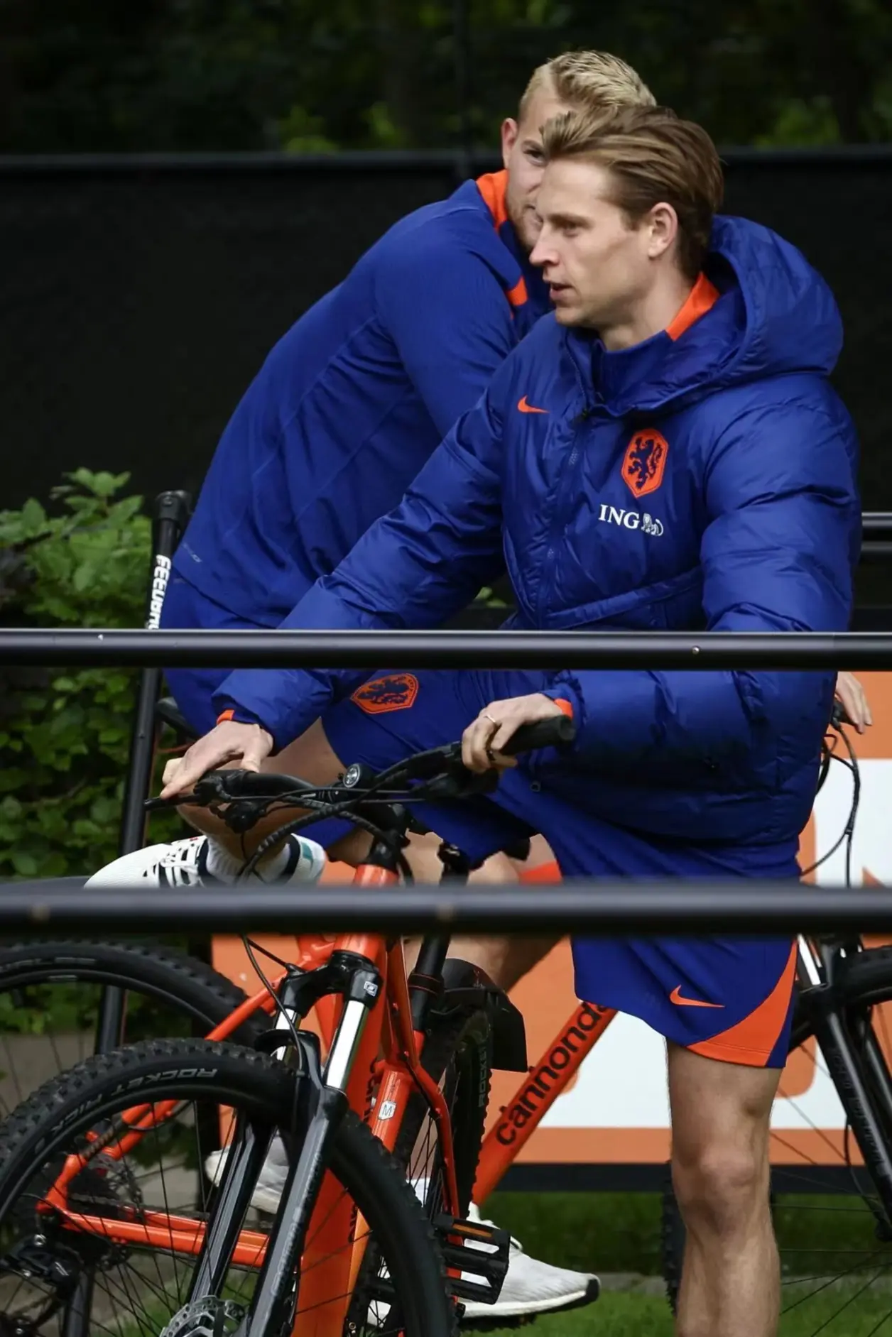 冰岛中场崭露头角,成为比赛亮点 冰岛中场崭露头角,成为比赛亮点