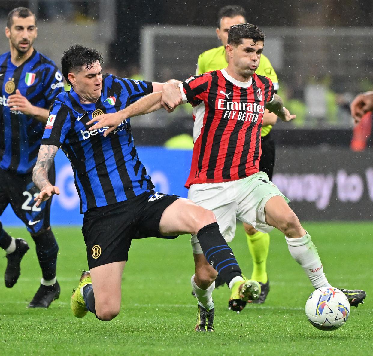 意大利足球赛场上一场紧张的较量的简单介绍