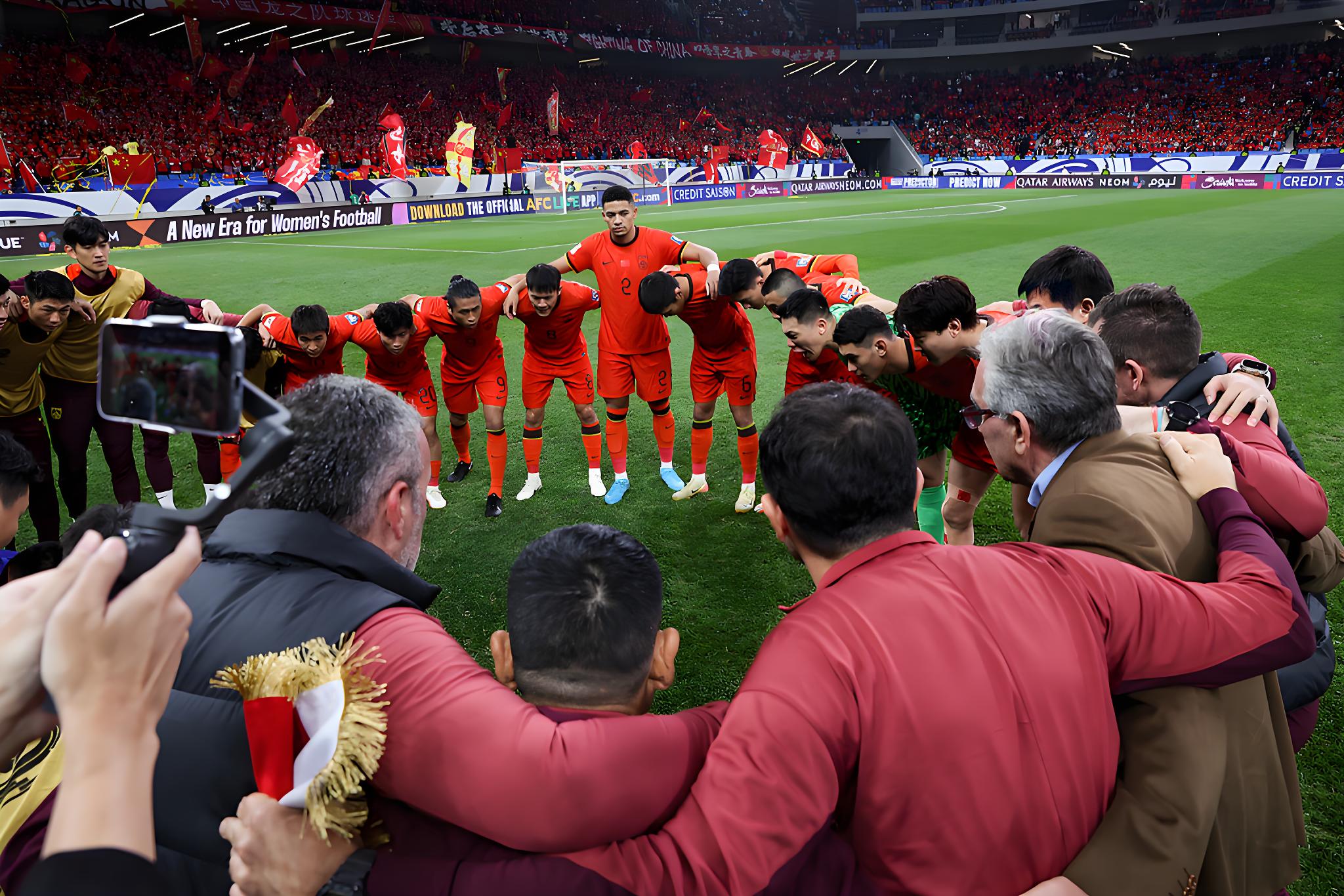 国内足球比赛中发生激动一幕 国内足球比赛中发生激动一幕