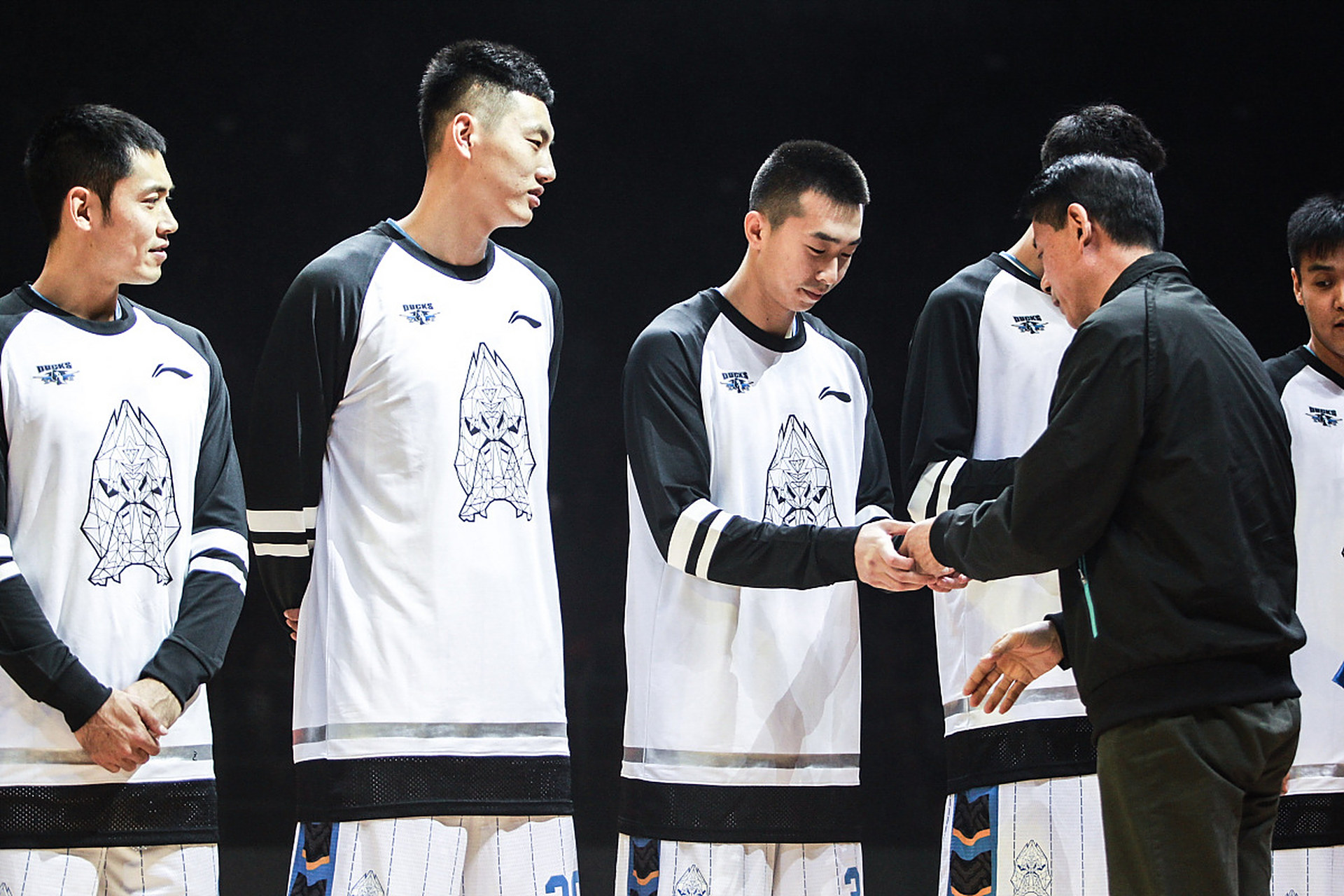 九游体育地址-中东篮球锦标赛开幕，球迷翘首期待