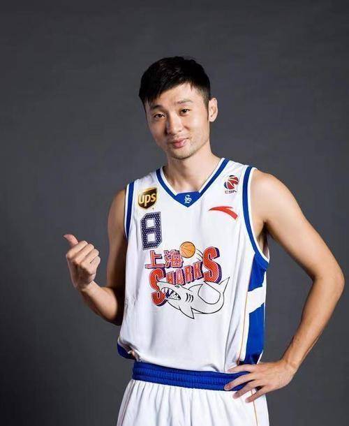 刘炜在最新一场篮球比赛中表现优秀 刘炜在最新一场篮球比赛中表现优秀