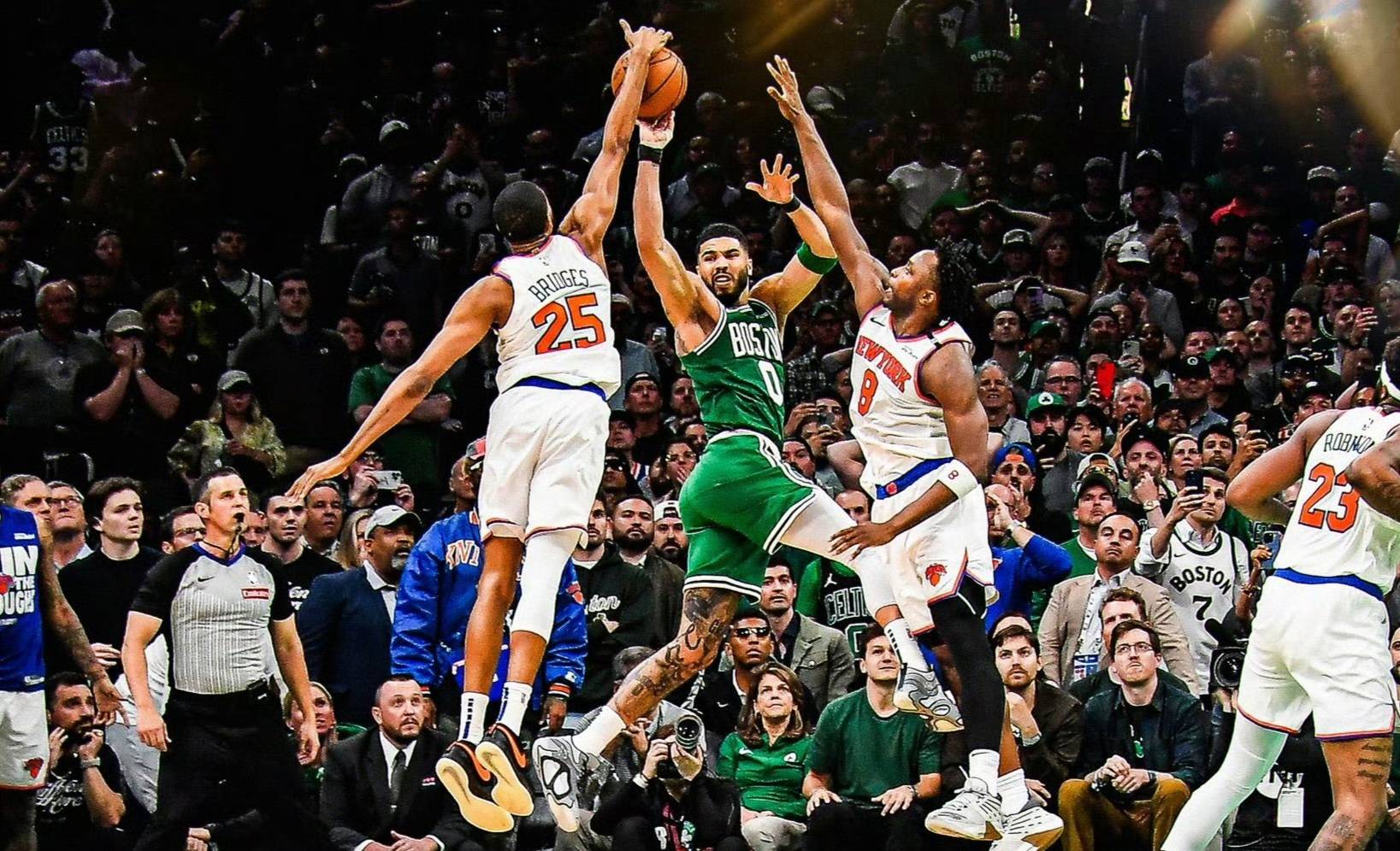 九游体育在线登录-凯尔特人胜出开拓者，双方对抗激烈